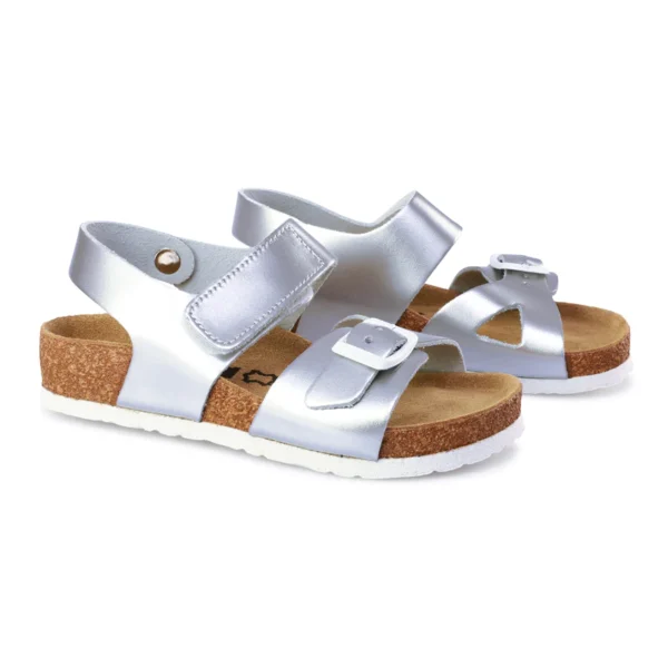 Leon Kinder Ledersandalen Modell 4806 Silber – Mädchen trägt silberne Sandalen im Sommer