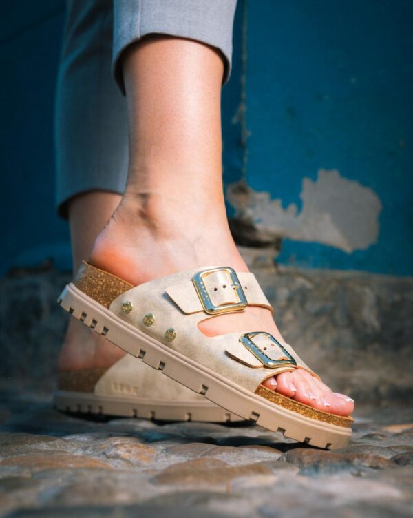 Leon 6010 Damen Slipper mit goldenen Schnallen auf Steinboden